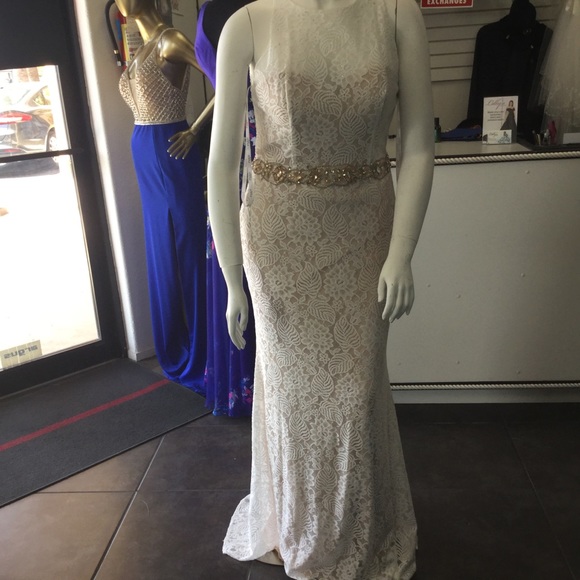 Beautiful lace white gown sz 16 - Picture 2 of 5
